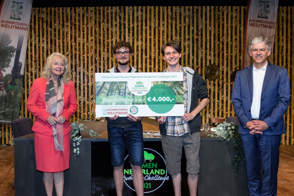 Foto: De winnaars geflankeerd door Lid Gedeputeerde Staten Elies Lemkes en Nationaal Coördinator Harry Koenders.