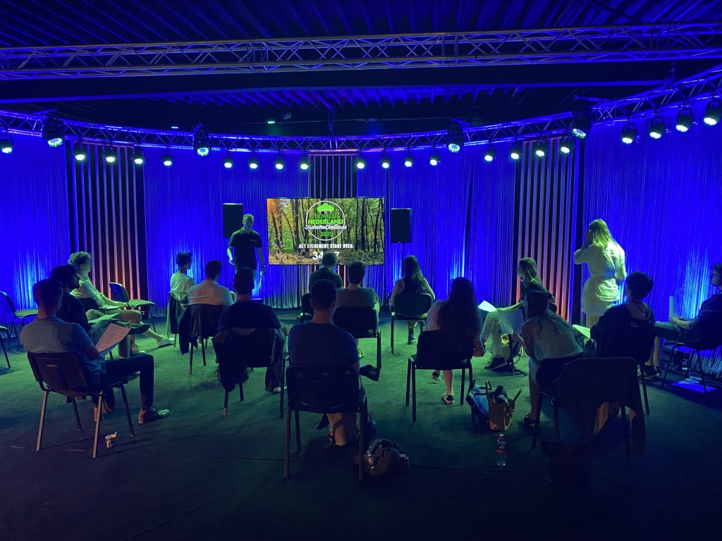 Foto: spanning bij de aanwezige studententeams backstage...